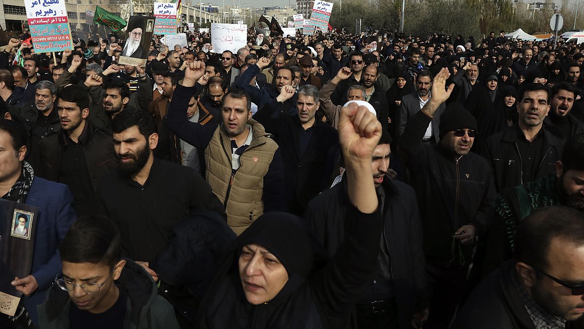 İran'da Süleymani'nin öldürülmesinin ardından ABD karşıtı gösteriler düzenlendi