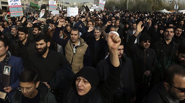 İran'da Süleymani'nin öldürülmesinin ardından ABD karşıtı gösteriler düzenlendi İran'da Süleymani'nin öldürülmesinin ardından ABD karşıtı gösteriler düzenlendi