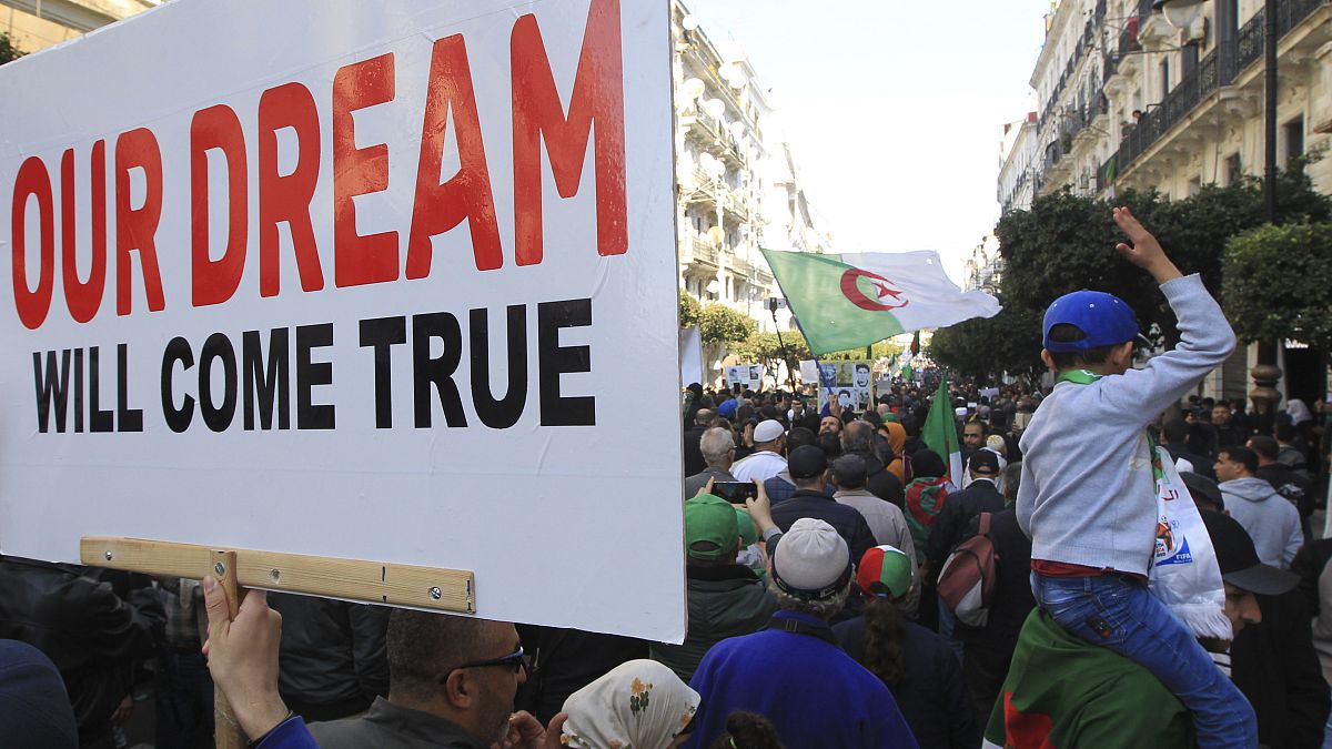 الحراك في الجزائر يواصل الاحتجاجات غداة إطلاق سراح المعتقلين 