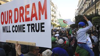 الحراك في الجزائر يواصل الاحتجاجات غداة إطلاق سراح المعتقلين