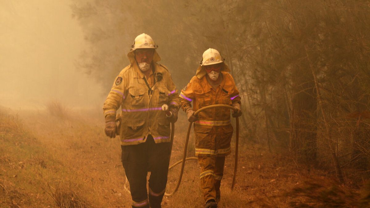 Des pompiers près de Moruya en Australie