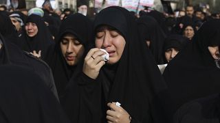  نساء يبكين حزناً أثناء مظاهرة ضد الضربة الأمريكية على العراق والتي أسفرت عن مقتل قائد فيلق القدس قاسم سليماني، طهران 3 يناير / كانون الثاني 2020.