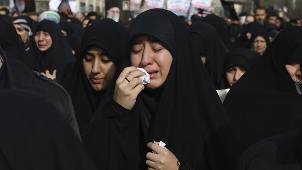 نساء يبكين حزناً أثناء مظاهرة ضد الضربة الأمريكية على العراق والتي أسفرت عن مقتل قائد فيلق القدس قاسم سليماني، طهران 3 يناير / كانون الثاني 2020. نساء يبكين حزناً أثناء مظاهرة ضد الضربة الأمريكية على العراق والتي أسفرت عن مقتل قائد فيلق القدس قاسم سليماني، طهران 3 يناير / كانون الثاني 2020.