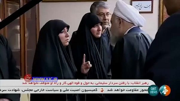 روحاني مصغياً إلى ابنة سليماني خلال تقديمه العزاء روحاني مصغياً إلى ابنة سليماني خلال تقديمه العزاء