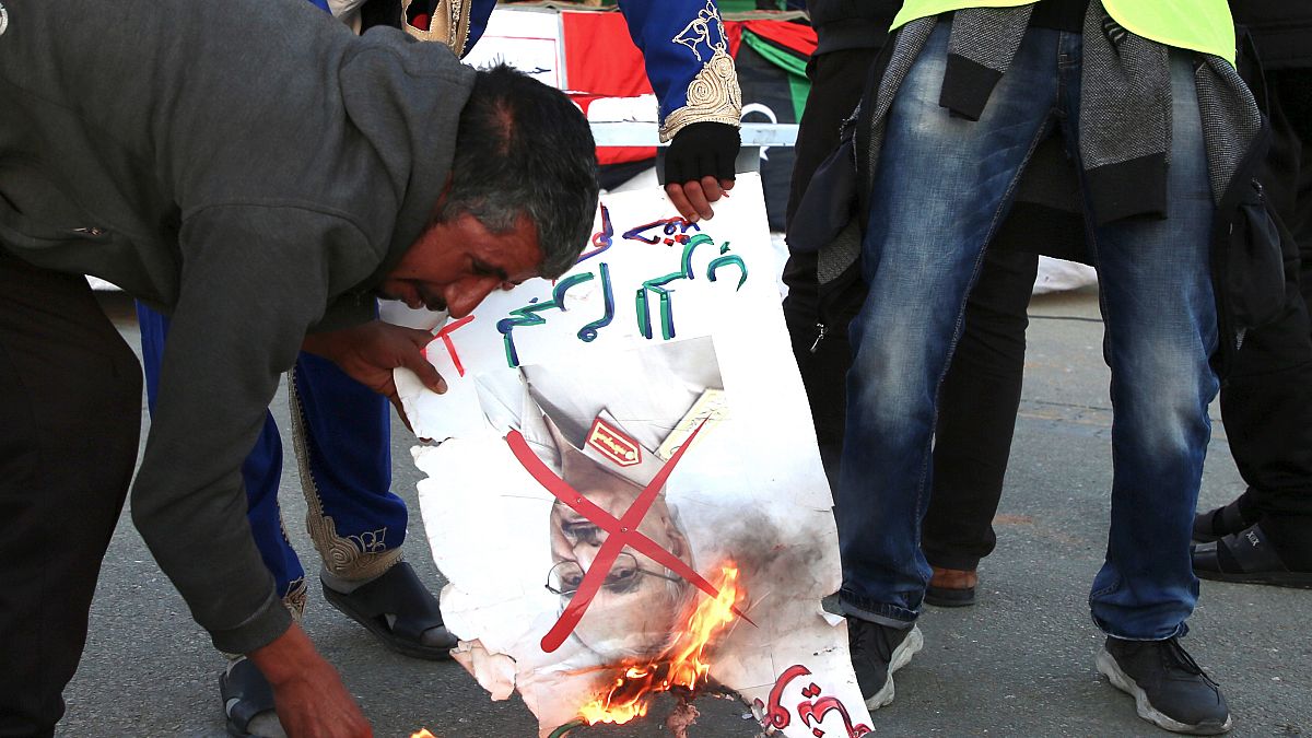 Trablus'taki gösteride Hafter fotoğrafları yakıldı