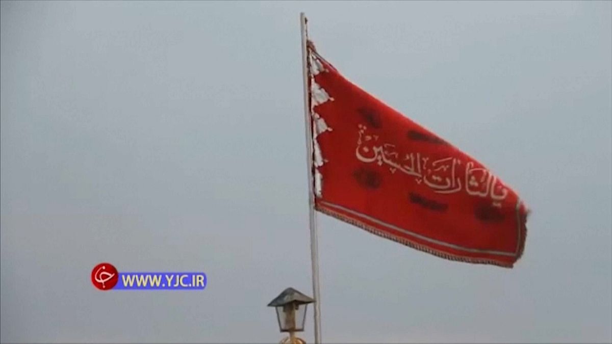 الراية الحمراء فوق مسجد قم في إيران 