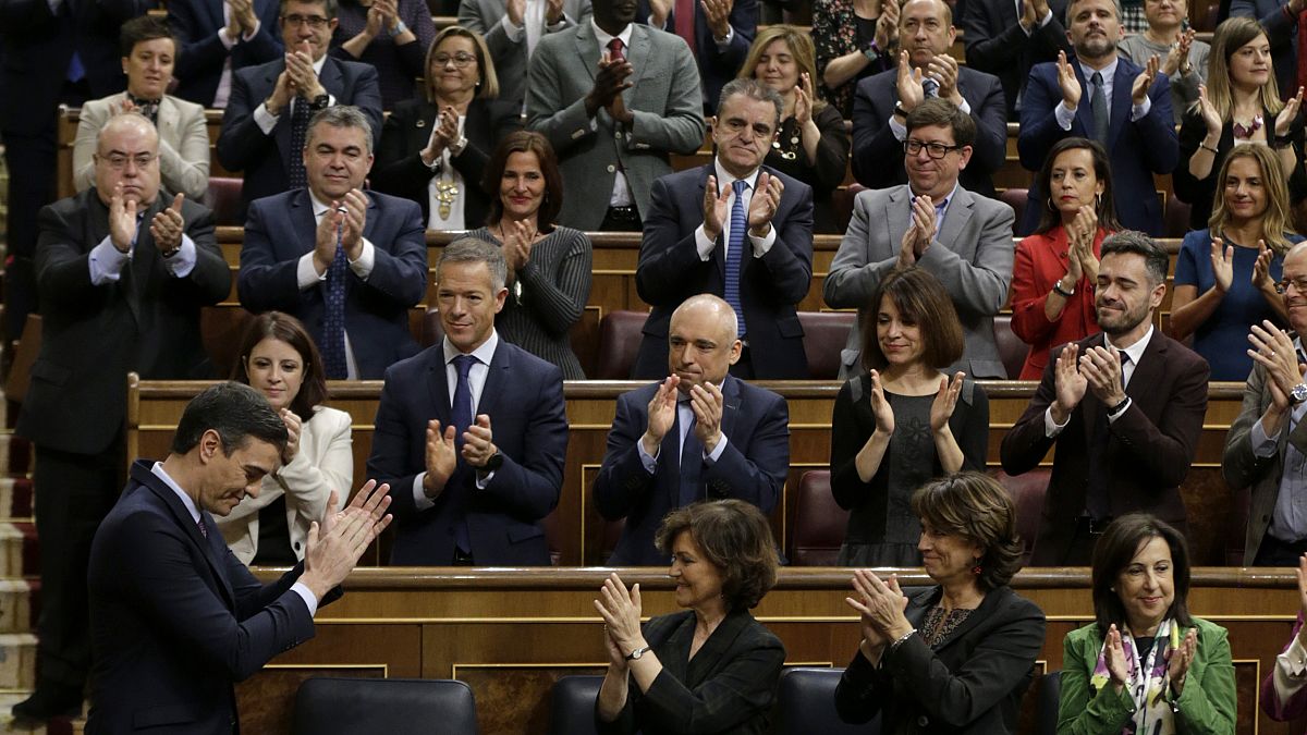 بدرو سانشيز مصفقاً خلال الجلسة البرلمانية التي أقيمت اليوم السبت 