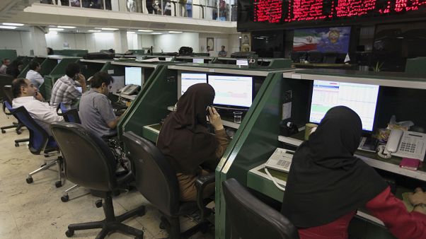واکنش بازار ایران به کشته شدن سلیمانی؛ افزایش نرخ ارز همزمان با سقوط بورس تهران واکنش بازار ایران به کشته شدن سلیمانی؛ افزایش نرخ ارز همزمان با سقوط بورس تهران
