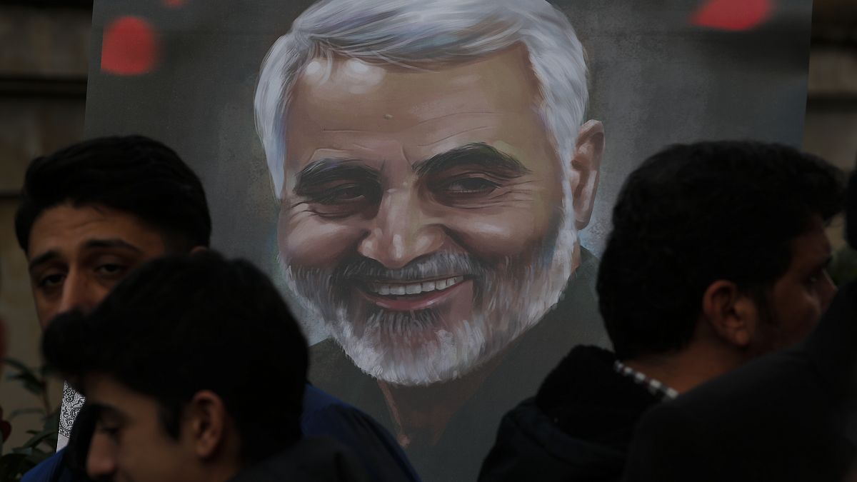 الناس يتجمعون لإحياء ذكرى الجنرال في الحرس الثوري الإيراني