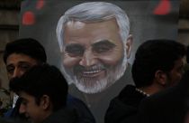 الناس يتجمعون لإحياء ذكرى الجنرال في الحرس الثوري الإيراني
