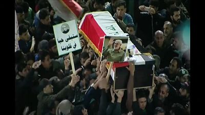 Multidão participa no cortejo fúnebre de Soleimani