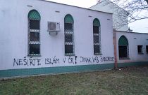 جاء في العبارة المكتوبة على جدار المسجد "لا تنشروا الإسلام في التشيك وإلا فسنقتلكم" 