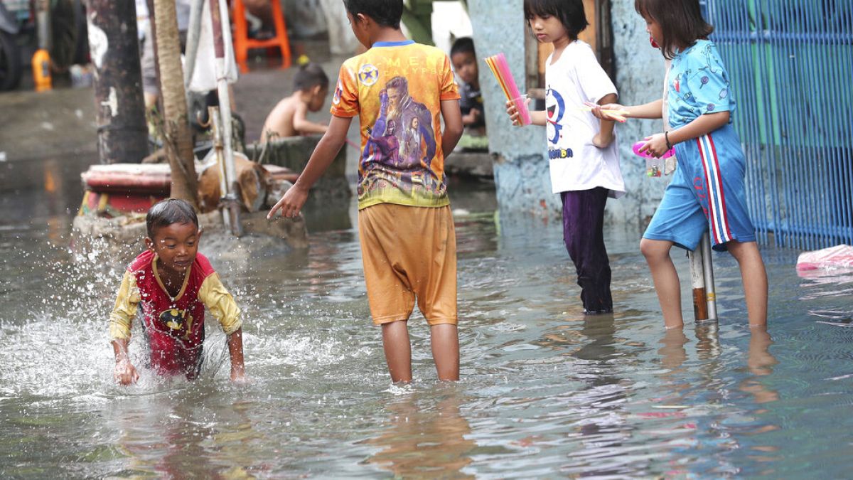 В Индонезии растет число жертв наводнений