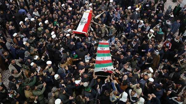 مشيعون يحملون نعشي الجنرال قاسم سليماني وأبو مهدي المهندس في ضريح الإمام علي في النجف، 4 يناير 2020. مشيعون يحملون نعشي الجنرال قاسم سليماني وأبو مهدي المهندس في ضريح الإمام علي في النجف، 4 يناير 2020.