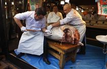 طاهي سوشي يقطع سمكة التونة ذات الزعانف الزرقاء في مطعم في سوق تسوكيجي في طوكيو، 5 يناير 2020 ، بعد بيعها في أول مزاد عام 2020 في سوق أسماك تويوسو بطوكيو.