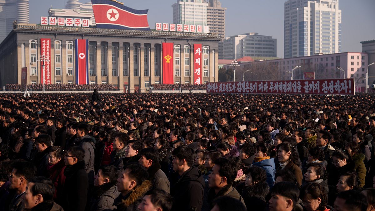 وقف عشرات الآلاف من المواطنين في العاصمة بيونغ يانغ "لتجديد البيعة" للقيادة الكورية الشمالية 
