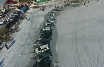 Russia: i pescatori parcheggiano sul ghiaccio, sprofondano 30 automobili