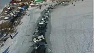 Russia: i pescatori parcheggiano sul ghiaccio, sprofondano 30 automobili