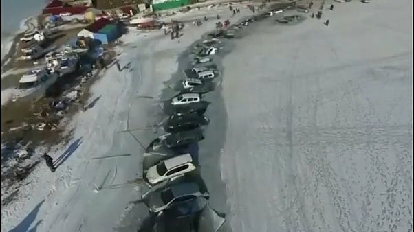 Russia: i pescatori parcheggiano sul ghiaccio, sprofondano 30 automobili Russia: i pescatori parcheggiano sul ghiaccio, sprofondano 30 automobili