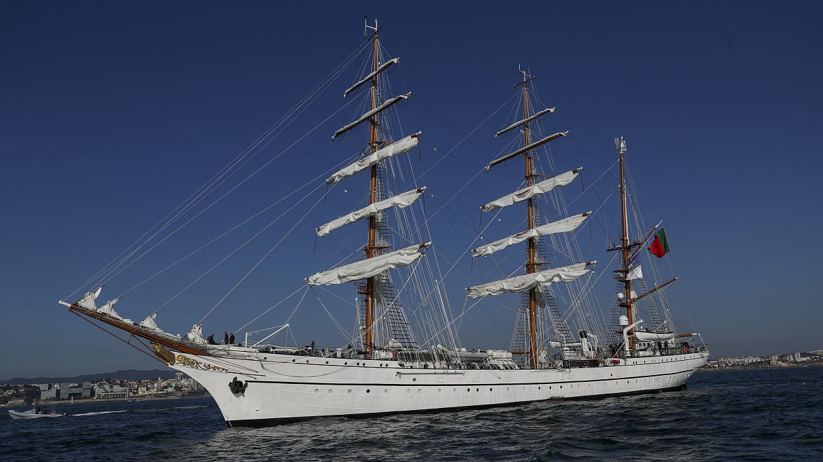 Navio-Escola Sagres durante um percurso entre Lisboa e Cascais, no dia em que o navio inicia a viagem de circum-navegação ao longo de 371 dias,  05 de janeiro de 2020.