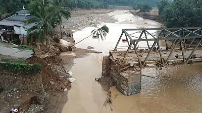 Las inundaciones hacen caer un puente en Indonesia, donde las víctimas del temporal ascienden a 60