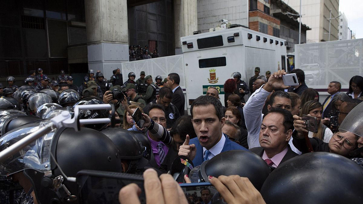 El presidente de la Asamblea Nacional, Juan Guaido, discute con la policía mientras él y otros legisladores son detenidos a pocas cuadras de la Asamblea