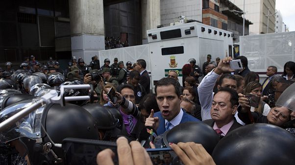 El presidente de la Asamblea Nacional, Juan Guaido, discute con la policía mientras él y otros legisladores son detenidos a pocas cuadras de la Asamblea El presidente de la Asamblea Nacional, Juan Guaido, discute con la policía mientras él y otros legisladores son detenidos a pocas cuadras de la Asamblea