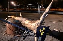Ledöntötték Ibrahimovic szobrát