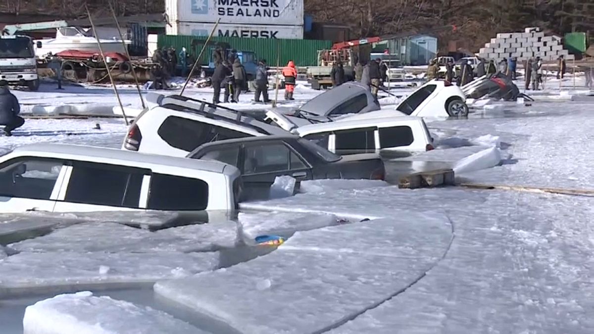 30 coches se hunden al romperse el hielo en Rusia