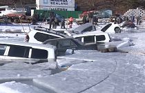 30 coches se hunden al romperse el hielo en Rusia