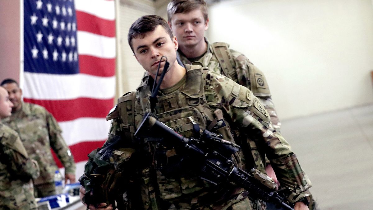جندي أميركي بانتظار نقله من الولايات المتحدة إلى الشرق الأوسط يوم أمس 