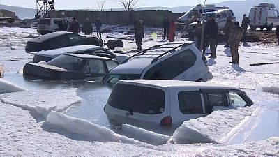 Ρωσία: Αυτοκίνητα βυθίστηκαν στα παγωμένα νερά