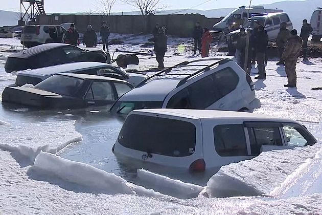 Russie : des voitures coulent dans un lac gelé