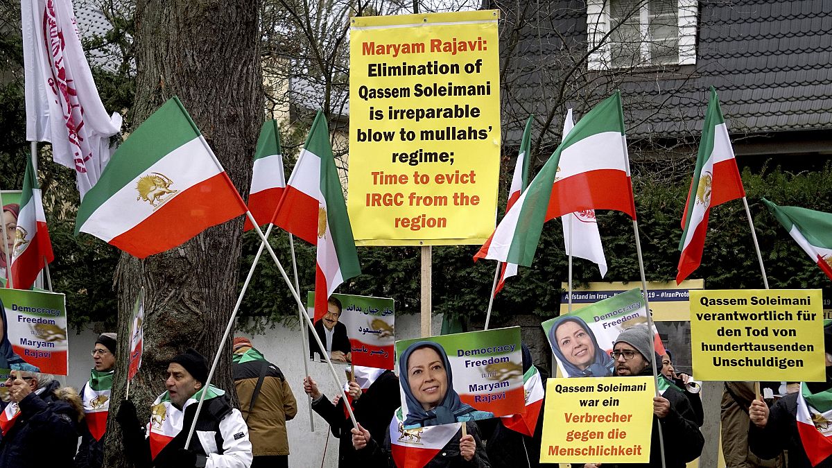 من مظاهرة قام بها إيرانيون منفيون إلى ألمانيا أمام مقر السفارة الإيرانية في الثالث من كانون الثاني/يناير 