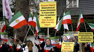 من مظاهرة قام بها إيرانيون منفيون إلى ألمانيا أمام مقر السفارة الإيرانية في الثالث من كانون الثاني/يناير