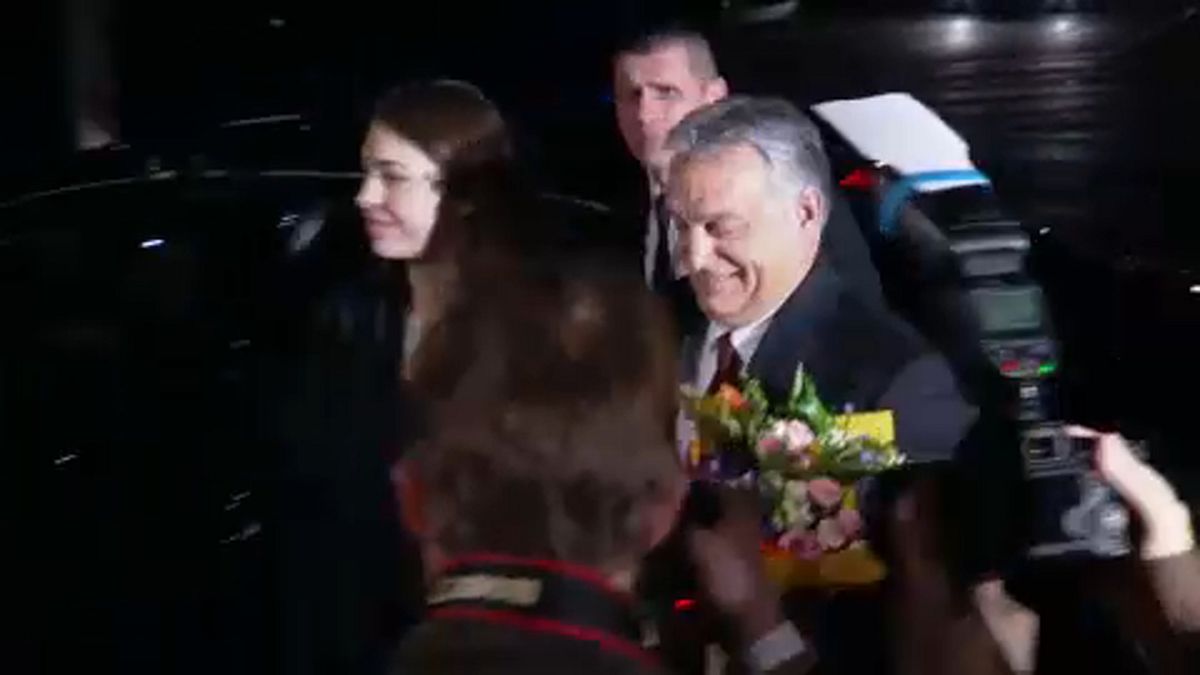 Orbán Viktort kint fütty-, bent gálakoncert várta a prágai operában
