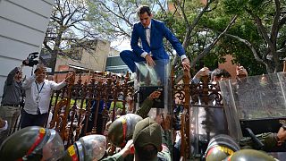 Juan Guaidó escala una valla para intentar entrar en el Parlamento