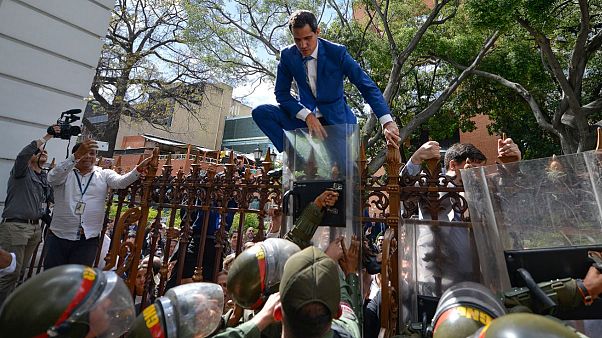 Juan Guaidó escala una valla para intentar entrar en el Parlamento Juan Guaidó escala una valla para intentar entrar en el Parlamento