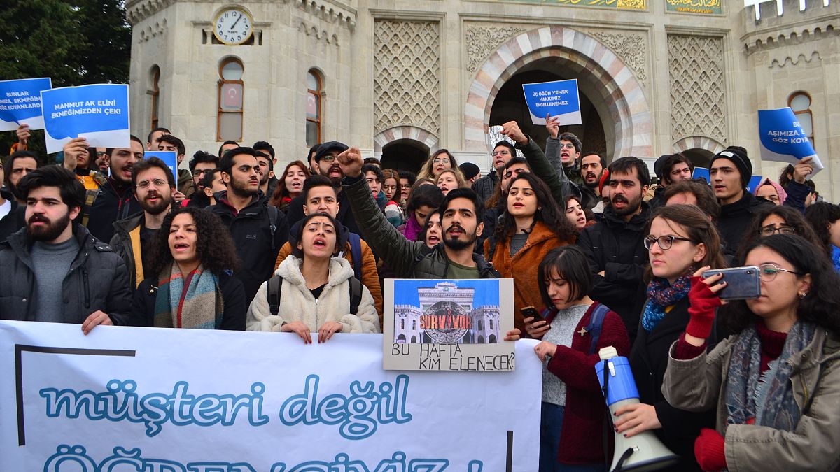 İstanbul Üniversitesi yemekhanelerinde yapılan düzenlemeleri protesto eden öğrenciler