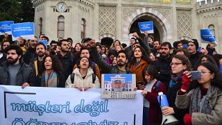 İstanbul Üniversitesi yemekhanelerinde yapılan düzenlemeleri protesto eden öğrenciler