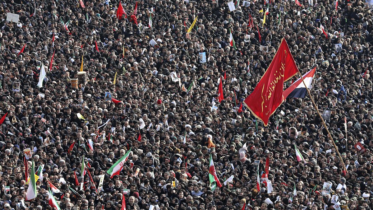 Десятки тысяч людей на похоронах генерала Сулеймани в Иране