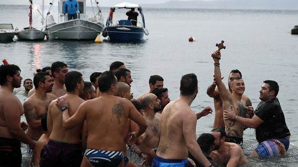 H τελετή αγιασμού των υδάτων στον Πειραιά H τελετή αγιασμού των υδάτων στον Πειραιά