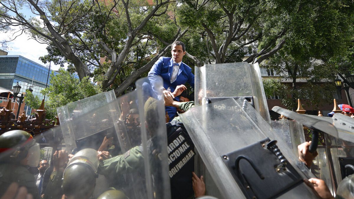 A kerítésen átmászva próbált bejutni a parlamentbe a venezuelai házelnök, az ellenzék vezetője