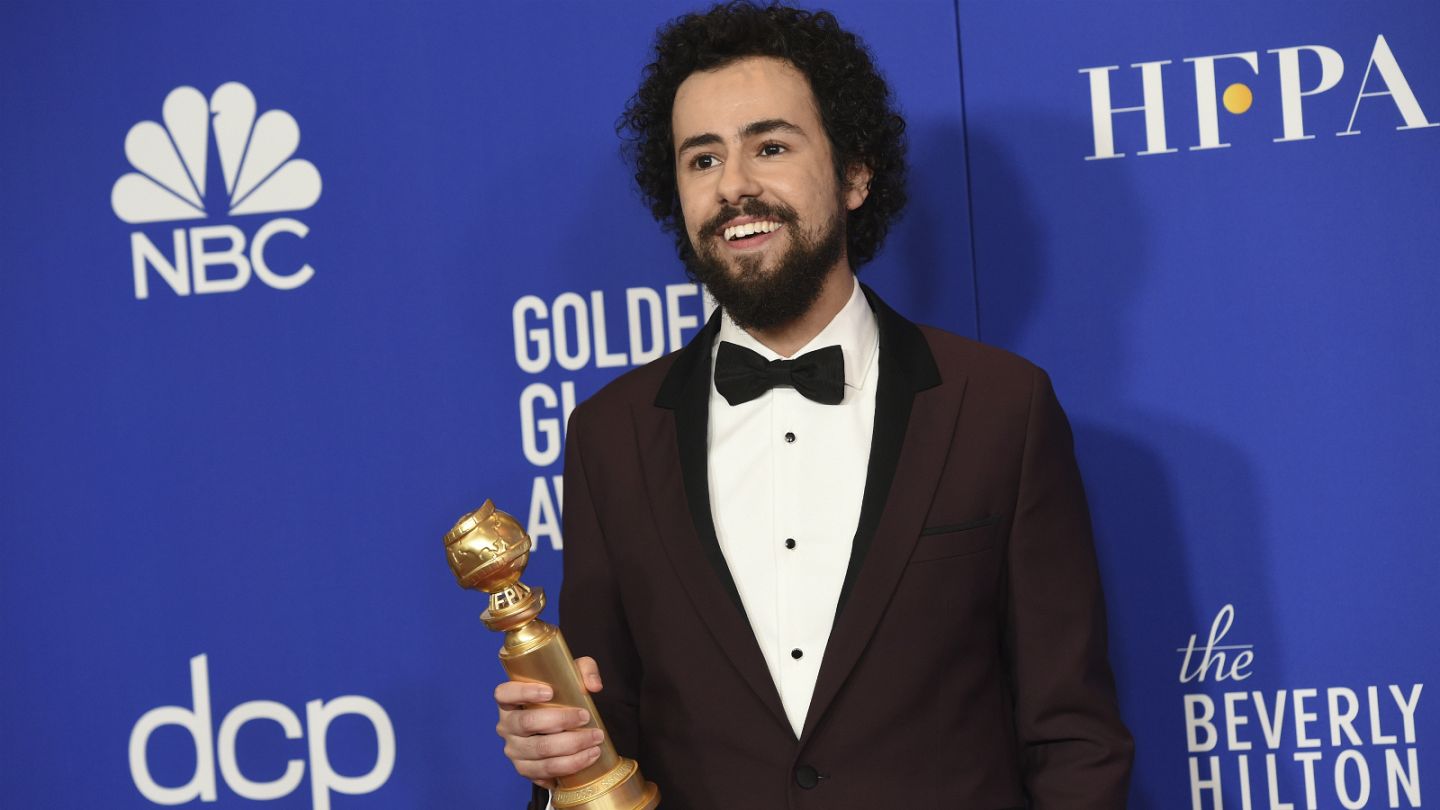 شاهد الأمريكي مصري الأصل رامي يوسف يفوز بجائزة غولدن غلوب ويهتف