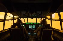 Un avion Hercules C-130J de l'armée australienne sur le point de se poser à Merimbula, apportant des renforts pour lutter contre les feux dans cette région, le 6 janvier 2020.