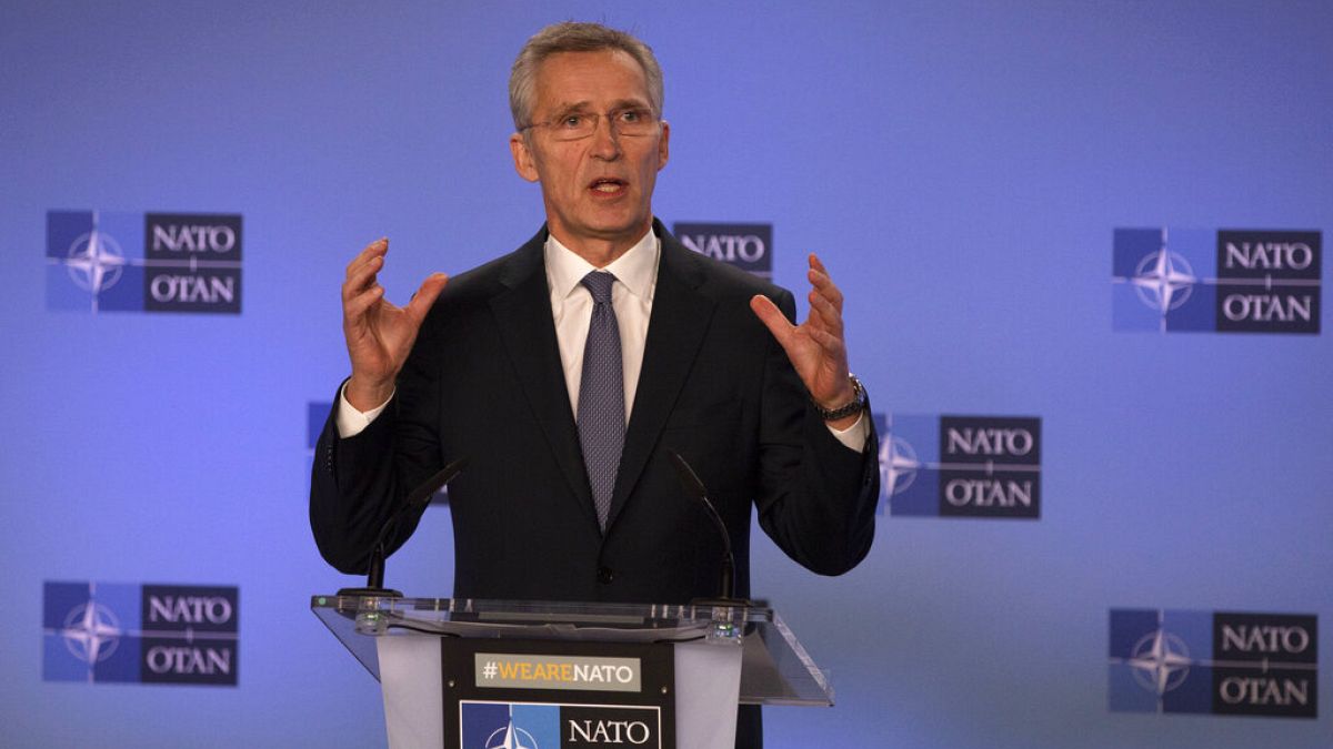 Jens Stoltenberg beszél a NATO-értekezlet utáni sajtótájékoztatón