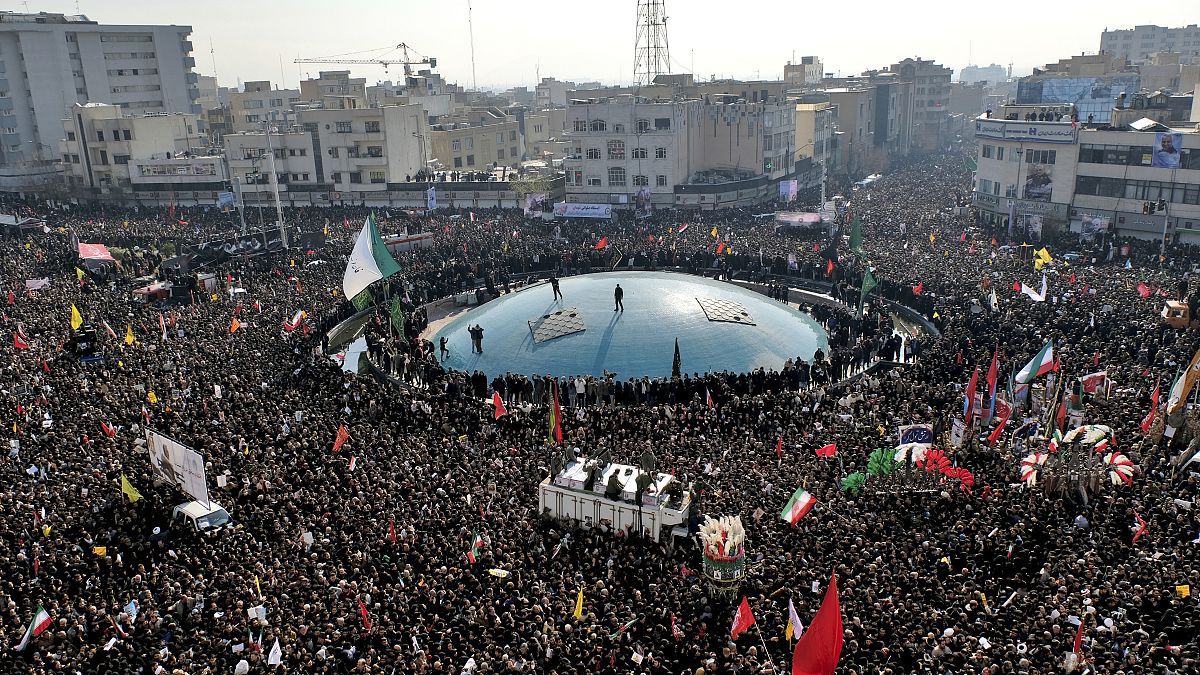 Gyászoló tömeg kísérte Teheránba Szulejmáni tábornok koporsóját