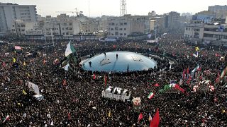 Gyászoló tömeg kísérte Teheránba Szulejmáni tábornok koporsóját