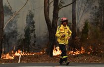 Australia bushfires: heavy smoke slows down rescue teams
