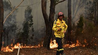 Australia bushfires: heavy smoke slows down rescue teams